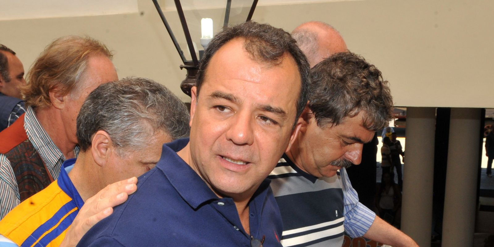 Cabral é condenado por esquema de regalias durante prisão no Rio