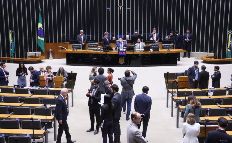 Câmara aprova MP que amplia programa para diminuir fila do INSS