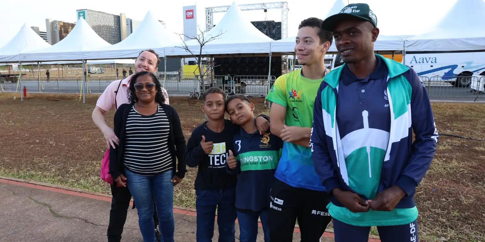 Público madruga para assistir ao desfile na Esplanada dos Ministérios